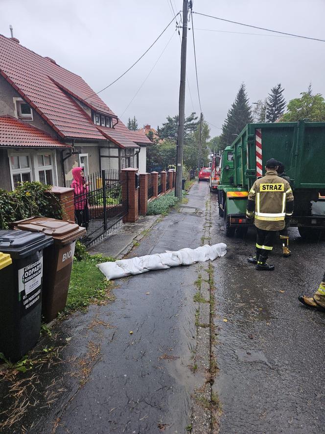 Rzeka Biała Lądecka wystąpiła z koryta. Woda zalewa Lądek Zdrój