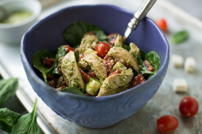 Szybka sałatka z kurczakiem w sosie pesto: fit posiłek bez gotowania