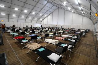 Zdjęcia z konferencji przy namiocie dla uchodźców przy Dworcu Wschodnim