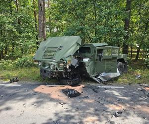 Pojazd armii USA zderzył się z osobówką koło Bolesławca. Jedna osoba w szpitalu 