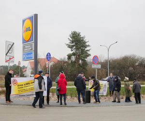 Protest przeciwko budowie centrum logistycznego Lidla w Gietrzwałdzie. Olsztyn, 14.12.2024