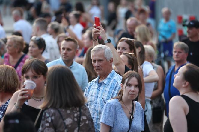 Potańcówka pod Teatrem Śląskim w Katowicach. Tłumy wręcz oszalały ZDJĘCIA