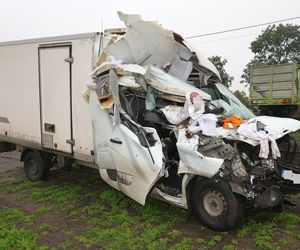 Bus wbił się w tył przyczepy traktora! O krok od tragedii na DK 62