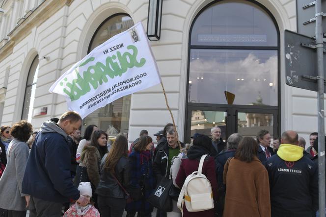 Niezależny prezydent II RP. Tajemnicza manifestacja na Krakowskim Przedmieściu
