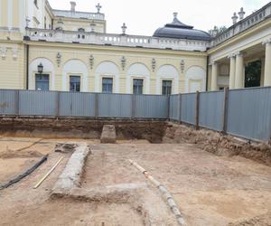 Odkryto kilka tysięcy zabytków na dziedzińcu Pałacu Branickich w Białymstoku [ZDJĘCIA]