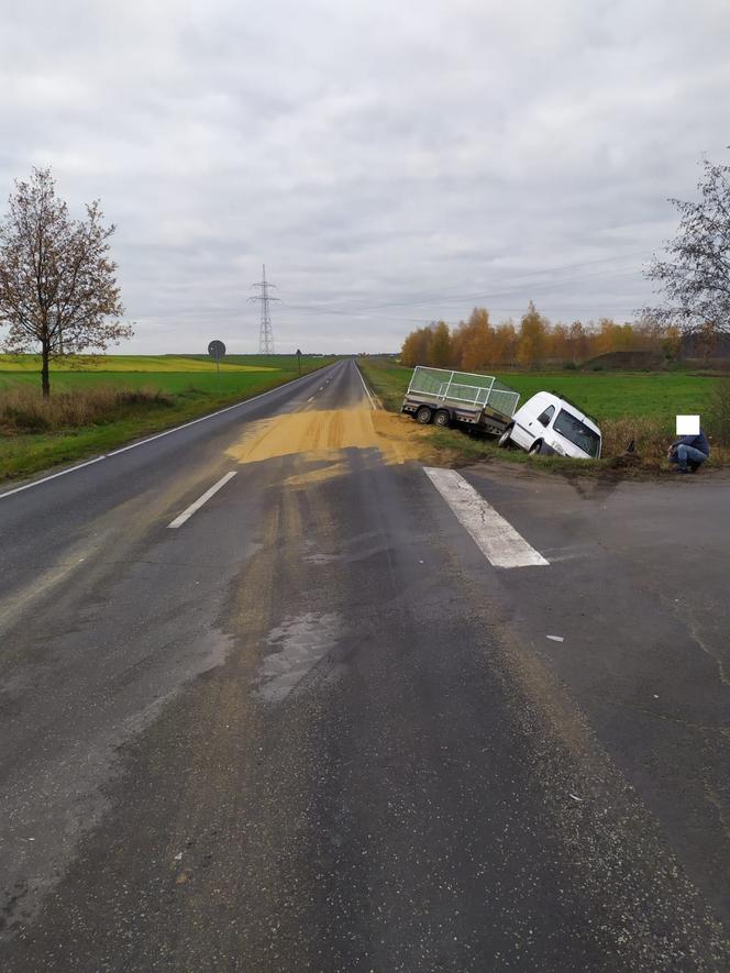 Stłuczka na obwodnicy Święciechowy. Przyczepa jednego auta uderzyła w drugie