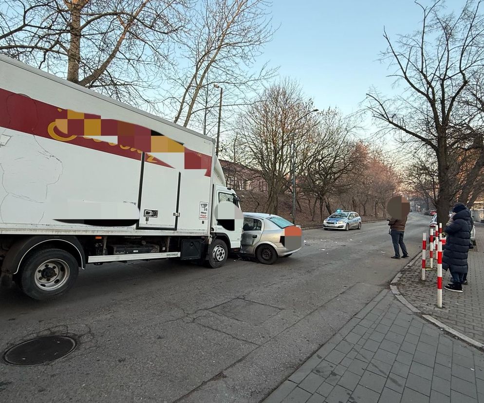 Wypadek w Mysłowicach. Ciężarówka wjechała w samochód osobowy. Jedna osoba ranna