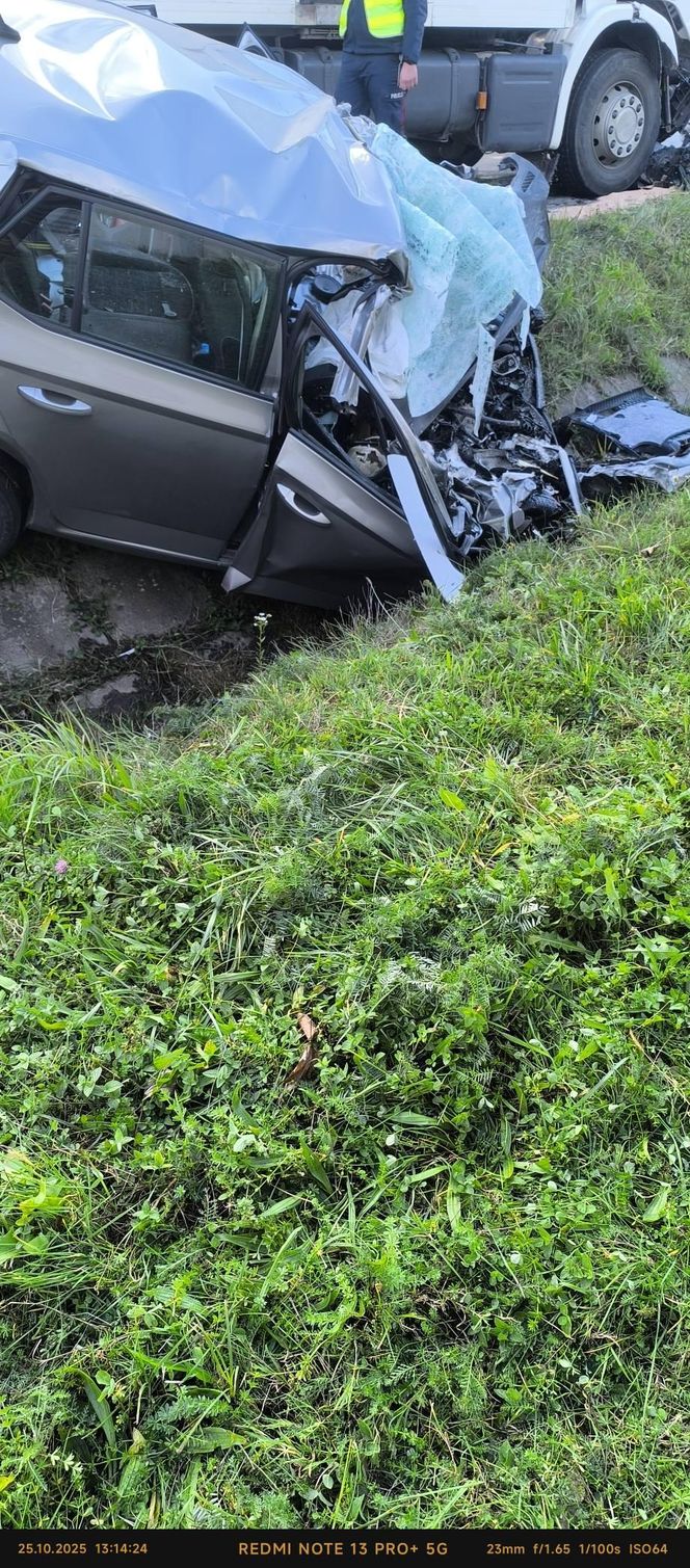 Osobówka zmiażdżona przez tira. W środku zakleszczony 40-latek. Nie udało sięgo ocalić