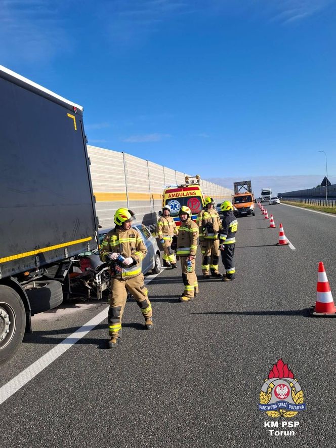 Wypadek na A1. Samochód wjechał w tył ciężarówki
