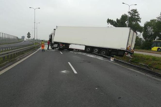 Ciężarówka uderzyła w barierę