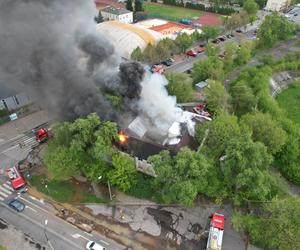 Gigantyczny pożar w Warszawie! Płonie restauracja. Jęzory ognia objęły cały budynek
