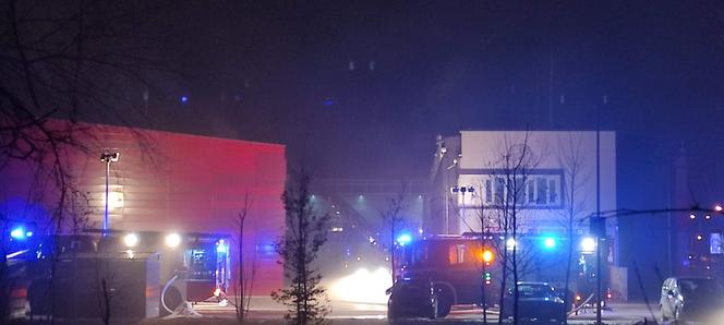 Kraków: Poteżny pożar archiwum Urzędu Miasta. Płoną dwie duże hale przy ulicy Na Załęczu. Akcja trwa [ZDJĘCIA]