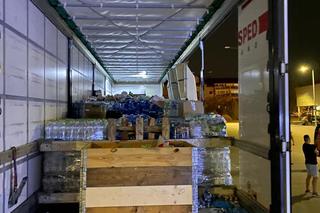 Strażacy-ochotnicy zorganizowali zbiórkę dla powodzian. „Udało się zapełnić tira po brzegi” [ZDJĘCIA]