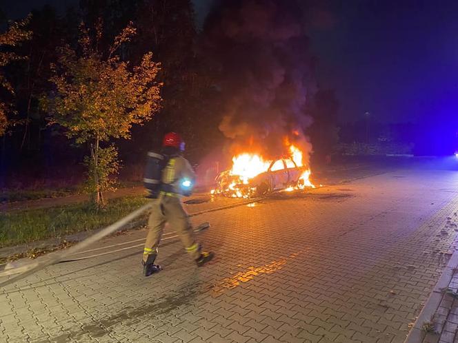 Nocny pożar auta w Toruniu. Akcja strażaków na lewobrzeżu