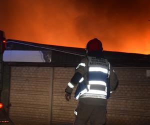 ​Ogromny pożar w Czaczu w pow. kościańskim. Doszczętnie spłonęły foliowe hale magazynowe z używanymi artykułami na sprzedaż