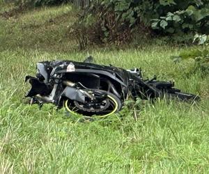 Tragedia pod Pruszkowem! Huknął motocyklem w osobówkę. Na ratunek nie było szans