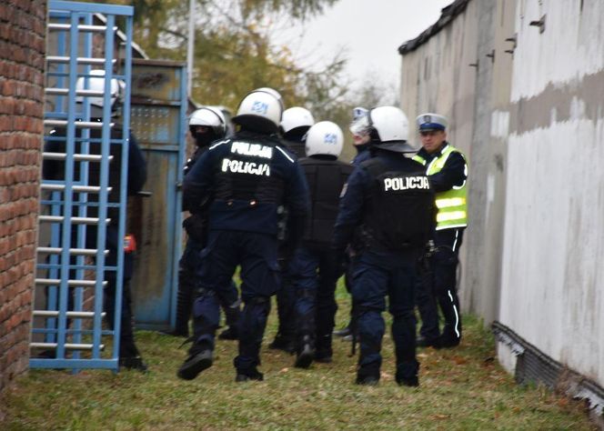 Policja na meczu w Jarosławiu. Kibice wbiegli na murawę 