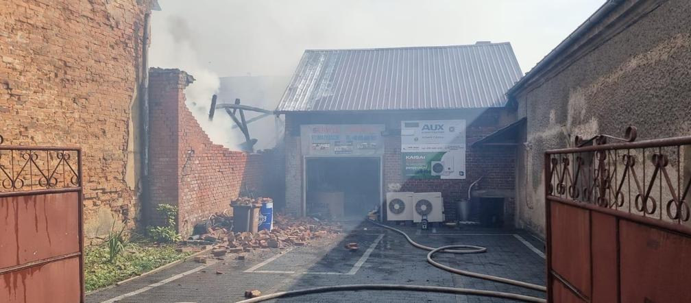 Ogromny pożar w Racławicach Śląskich. Ogniem objęty był budynek gospodarczy. W akcji 12 zastępów strażaków