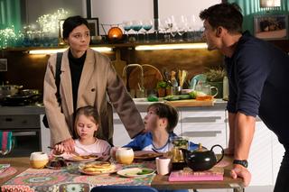 M jak miłość, odcinek 1721: Marcin (Mikołaj Roznerski), Iza (Adriana Kalska), Szymek (Staś Szczypiński), Maja (Laura Jankowska)