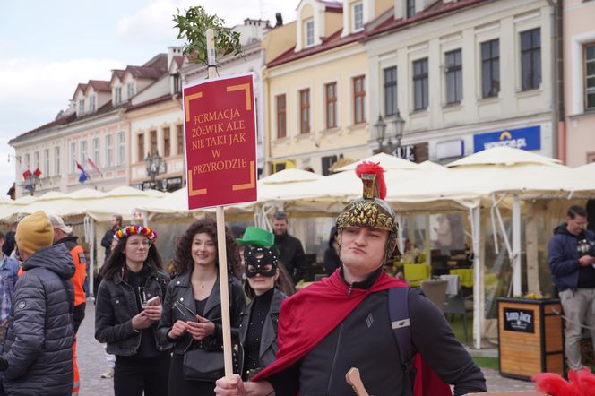Rzeszowskie Juwenalia rozpoczęte. Barwny korowód przeszedł przez miasto