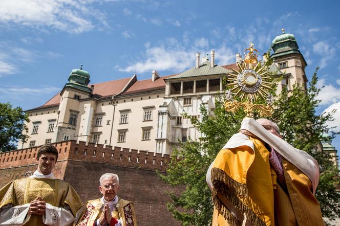 Procesja Bożego Ciała w Krakowie. Tłumy na ulicach miasta 