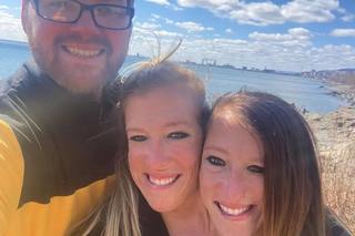 Bliźniaczki syjamskie wzięły ślub! Mają jedno ciało i dwie głowy, tylko jedna będzie żoną