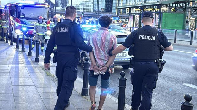 Wdrapał się na szczyt wieżowca w Warszawie