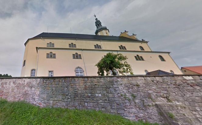 Ta wieś jest ozdobą Dolnego Śląska. Są tu słynne drewniane domy tkaczy 