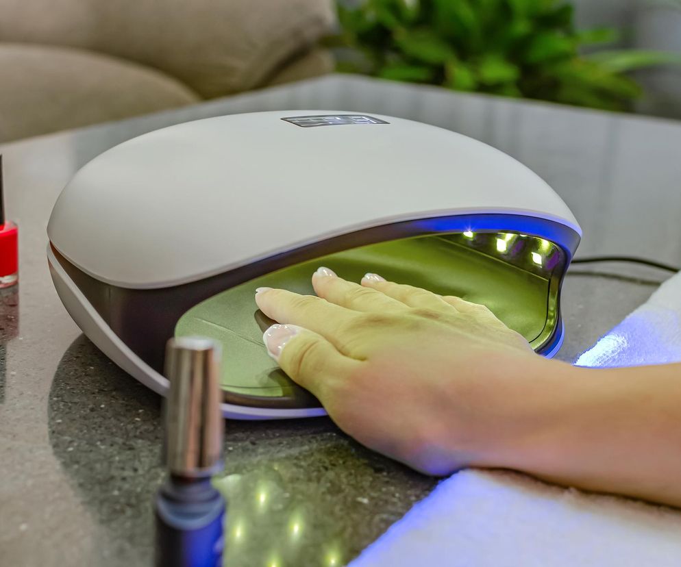 Manicure hybrydowy ma swoją ciemną stronę. Sprawdź, na co uważać przy lakierze i lampie