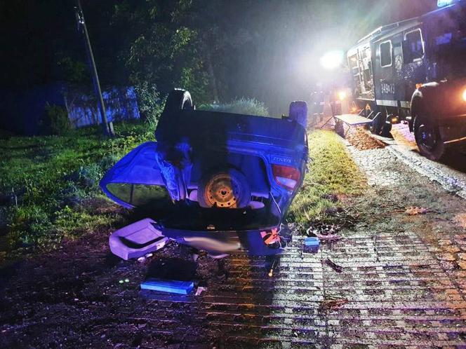 Obłazy Ryterskie. Dachowanie w przydrożnym rowie! Pasażerowie mogą mówić o cudzie