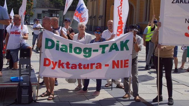 Protest pracowników PKP Cargo we Wrocławiu. Pracę ma stracić prawie 400 osób 