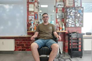 Korki zamienił na nożyczki. Poszedł śladami dziadka