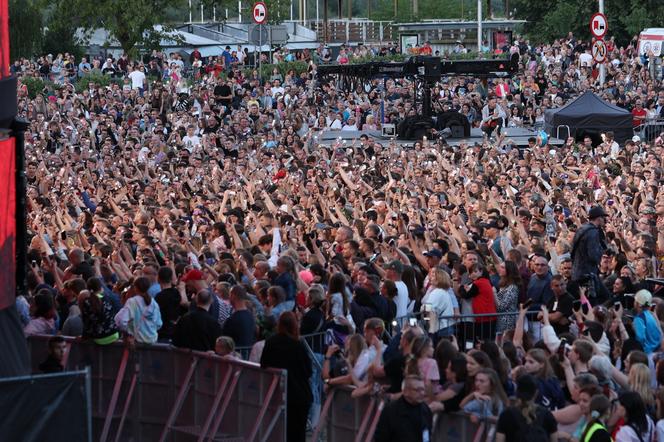 Warszawiacy tłumnie powitali lato na koncercie dla Kory