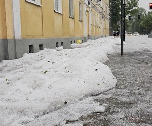 Nawałnica nad Gnieznem. Miasto zalały strumienie wody po ulewie i gradobiciu [ZDJĘCIA].