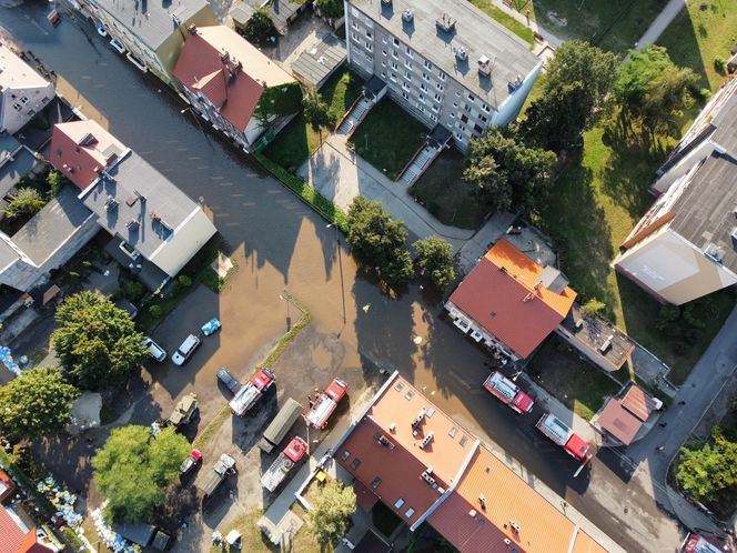 Rzeka Bóbr wdarła się na ulice Żagania