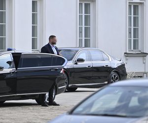 Karol Nawrocki który odbiera Kasię ze szkoły.