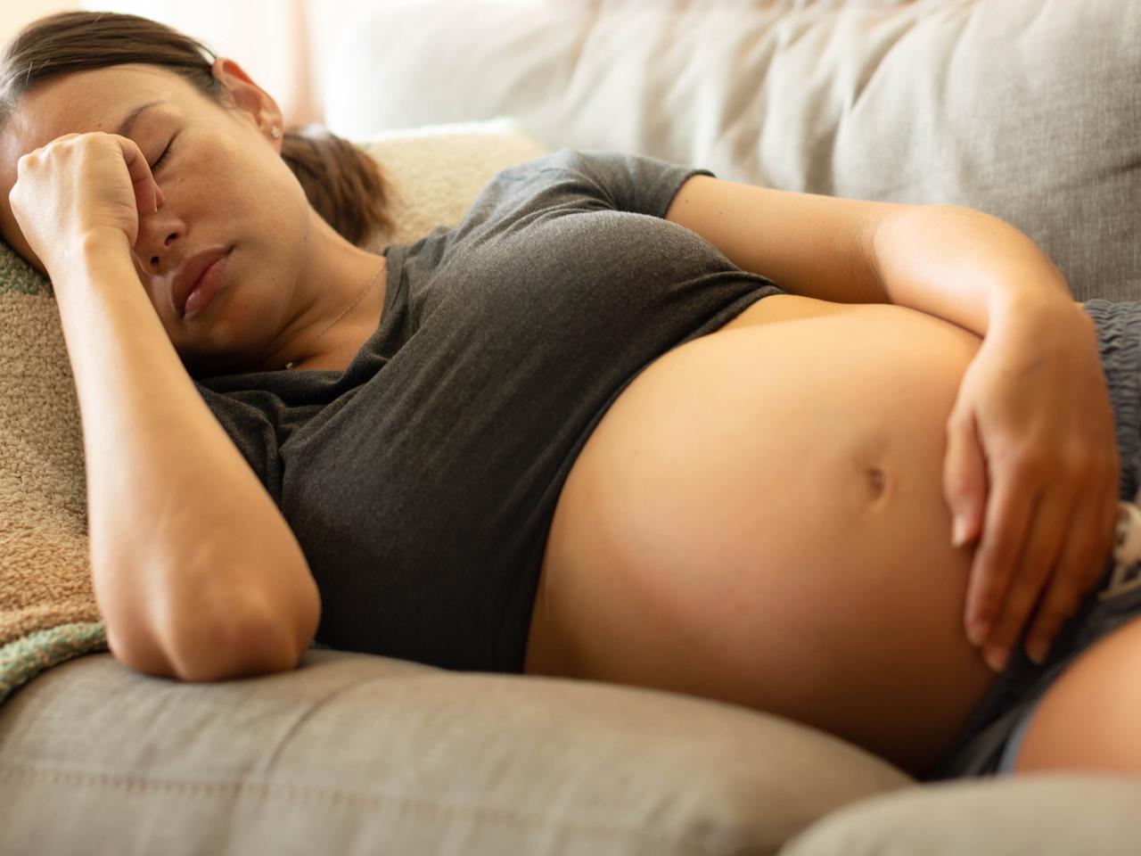 Zgaga, mdłości, obrzęki w trzecim trymestrze. Skąd takie dolegliwości w końcówce ciąży?