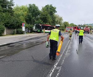 Autobus staranował przystanek. Dramatyczna relacja. „Kilka osób pod autobusem”