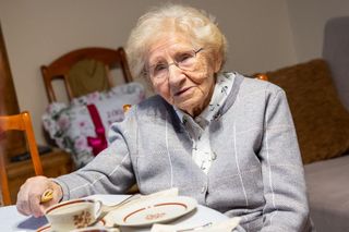 Wiek to tylko liczba. Pani Jadwiga z Bydgoszczy przepracowała 35 lat w PKP. Dziś ma 101 lat i wciąż zaskakuje energią! 