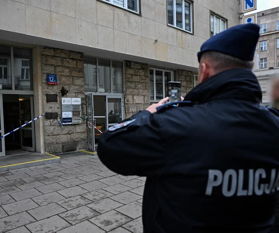Policja zatrzymała sprawcę gróźb i próby podpalenia budynku przy Wiejskiej w Warszawie 