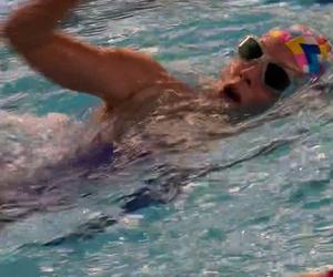Małgorzata Rozenek pręży ciało na basenie