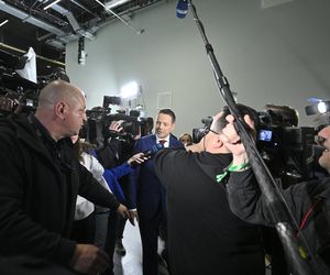 Wielkie wejście Trzaskowskiego do TVP. Zdjęcia uchwyciły każdy krok