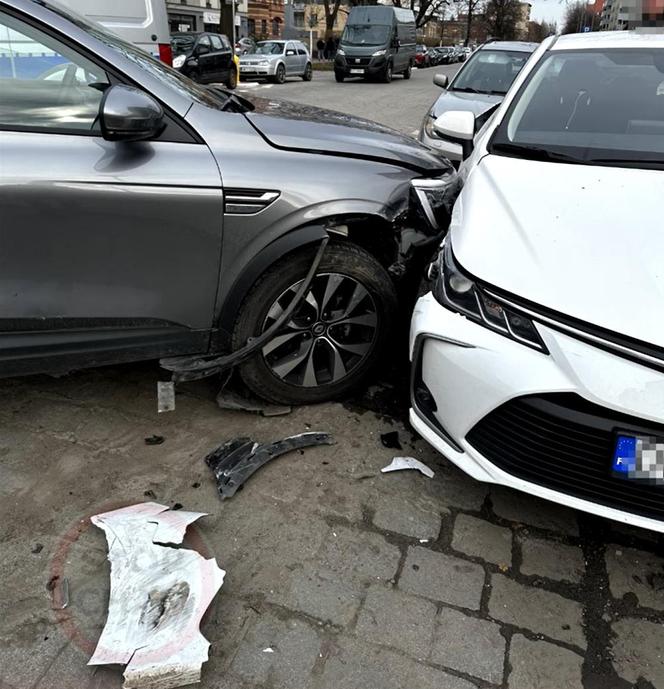 Wypożyczyli auto "na minuty", rozbili cztery pojazdy i uciekli. Szuka ich policja