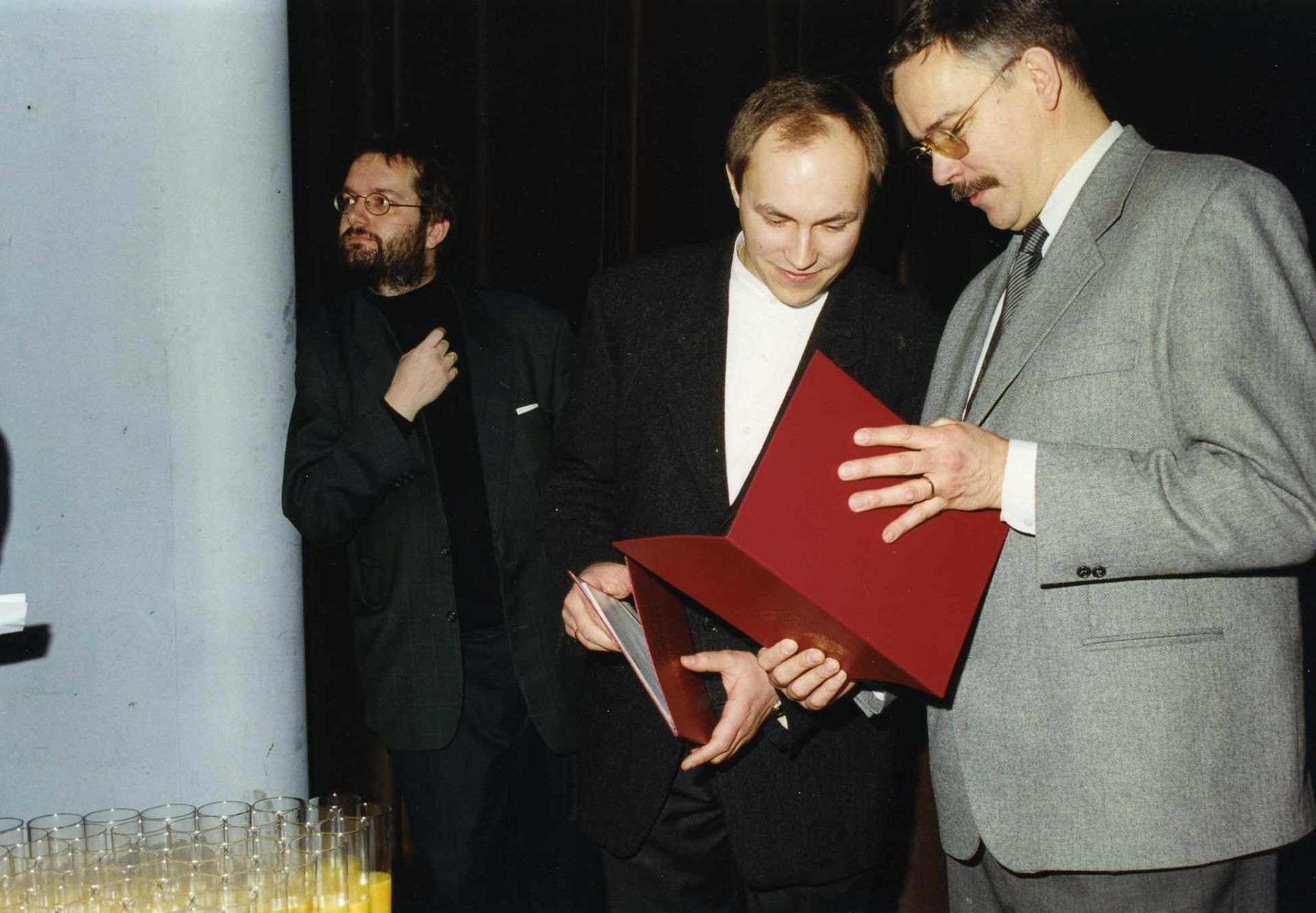 Od lewej: architekci Piotr Szaroszyk oraz Grzegorz Stiasny i Jakub Wacławek oglądający dyplom Ministra Spraw Wewnętrznych i Administracji za projekt ratusza w Białołęce