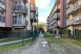 Teligi 26 w Krakowie. Blok z ukrytym balkonem