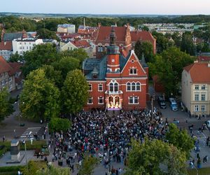 Koncert Dawida Kwiatkowskiego przed ratuszem miejskim w Kętrzynie