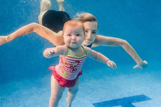Wrzucanie niemowlęcia do basenu to zły pomysł na naukę pływania!