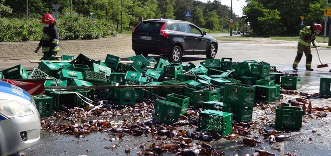 Tysiące litrów piwa rozlało się na rondzie we Włocławku