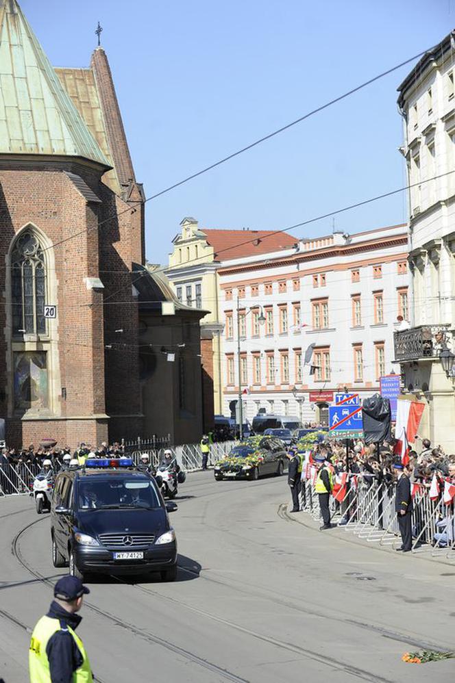 Trumny pary prezydenckiej już w Bazylice Mariackiej