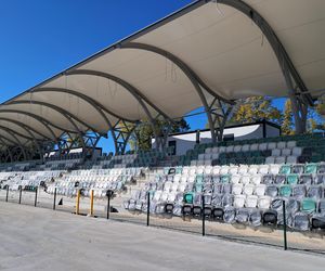 Budowa stadionu w Starachowicach. Na murawie już zielono